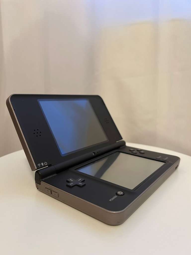 Nintendo DSi store XL in braun