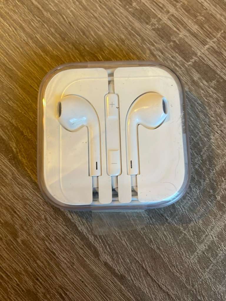 Apple EarPods mit 3,5 mm Kopfhörerstecker, € 5,- (2493 Lichtenwörth) -  willhaben