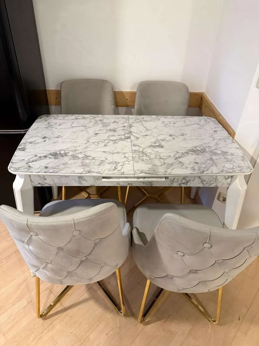 Esstisch mit 4 Stühlen - wie neu, nur wenig gebraucht, € 220,- (6063 Rum)