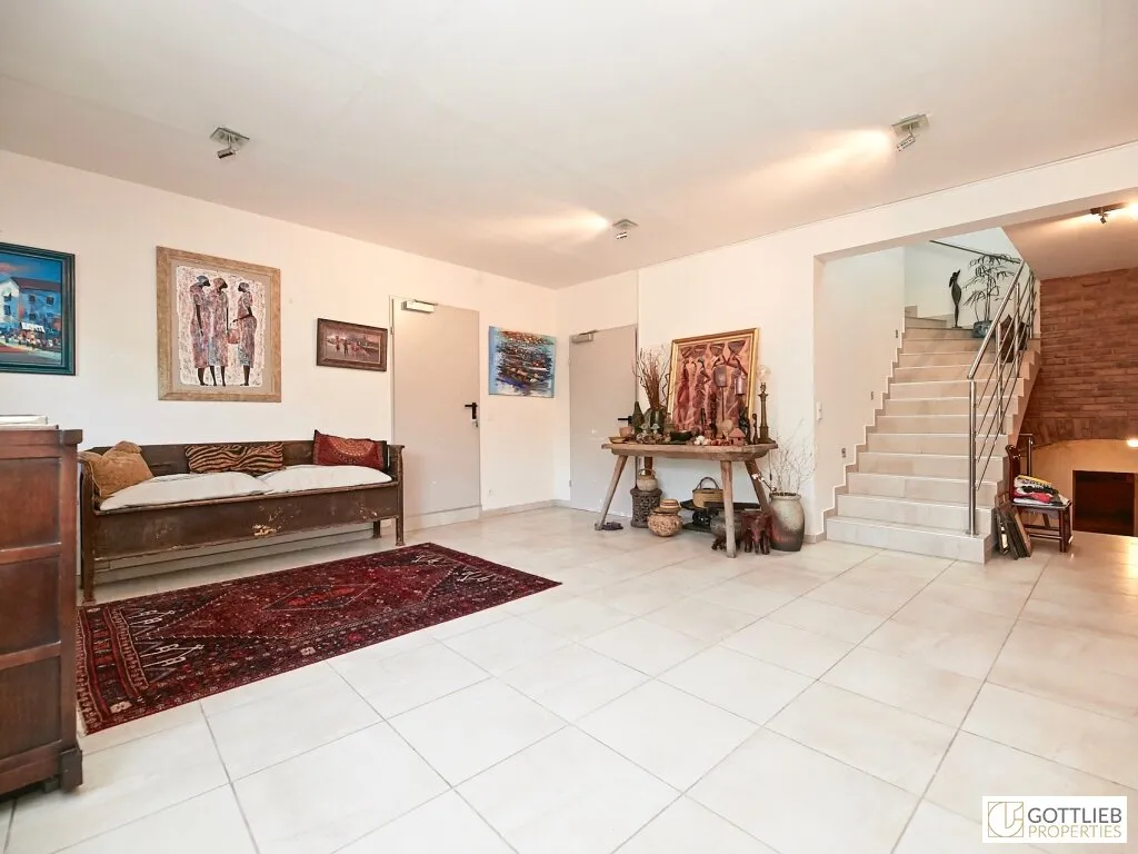 Stadtgrenze von Wien! Elegantes Einfamilienhaus mit uneinsehbarem Garten, restauriertem Weinkeller und Doppelgarage - Ansicht 3