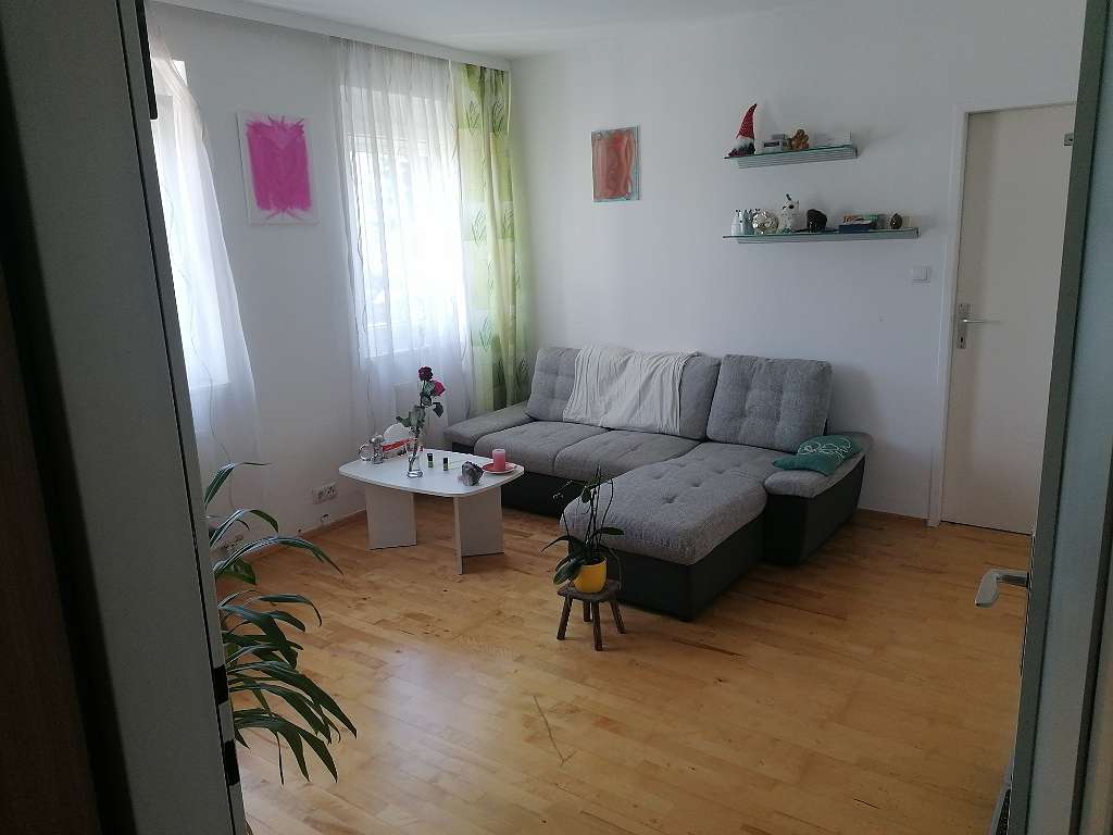 Shops Schöne, helle, 2 Zimmer- Dachgeschoßwohnung