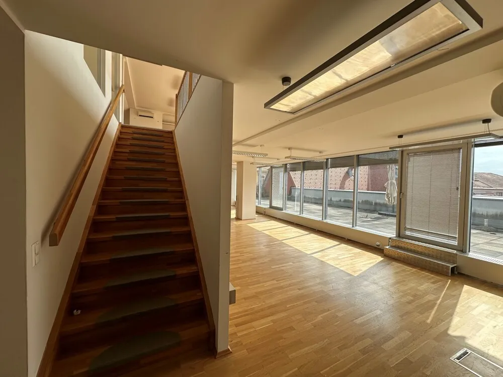 Innenstadtbüro mit großer Terrasse und Parkplätzen - Widok 3