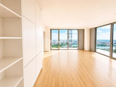 The View Collection: DC2 Tower - 38. Etage: City Lights & Water View – Bild 2