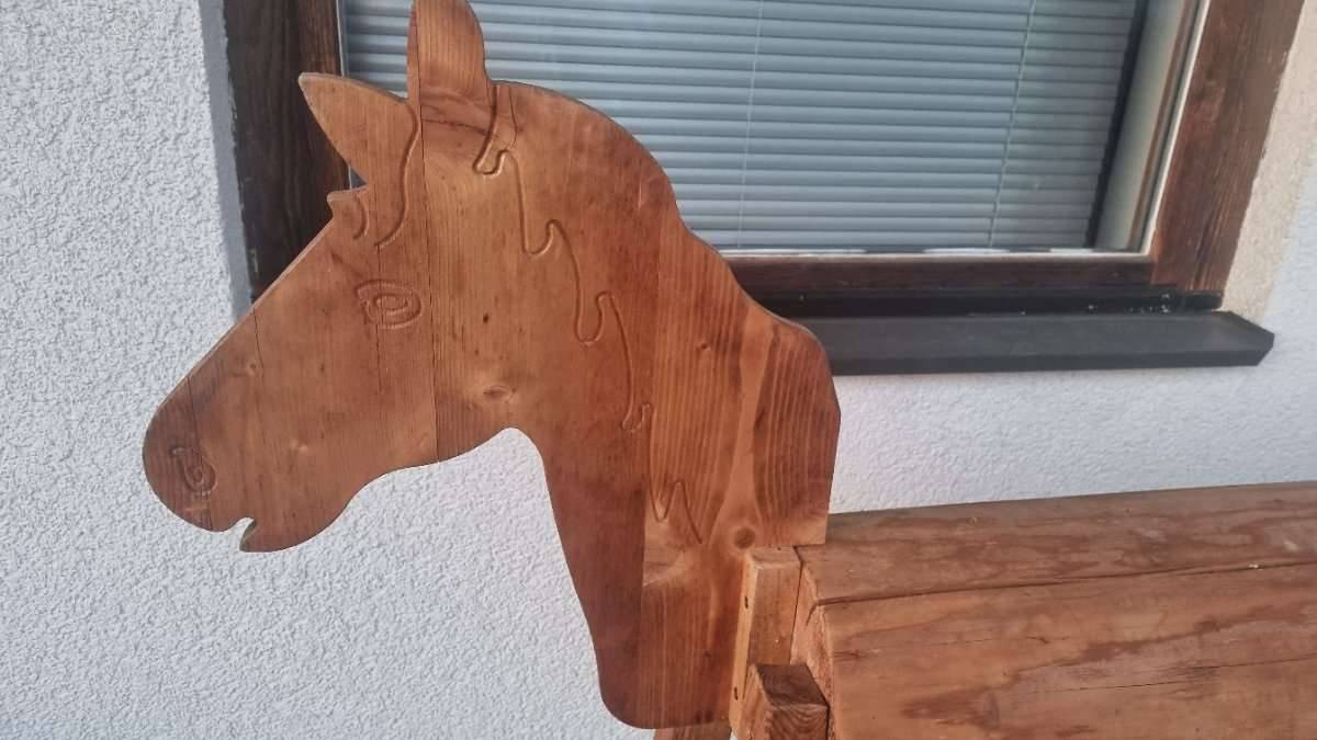 Holzpferd mit richtigem Sattel