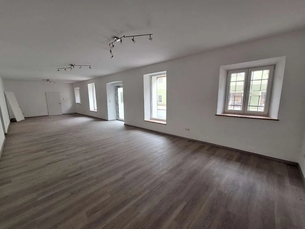100 m² Gewerbefläche (2 Räume + extra WC), Erstbezug nach Generalsanierung