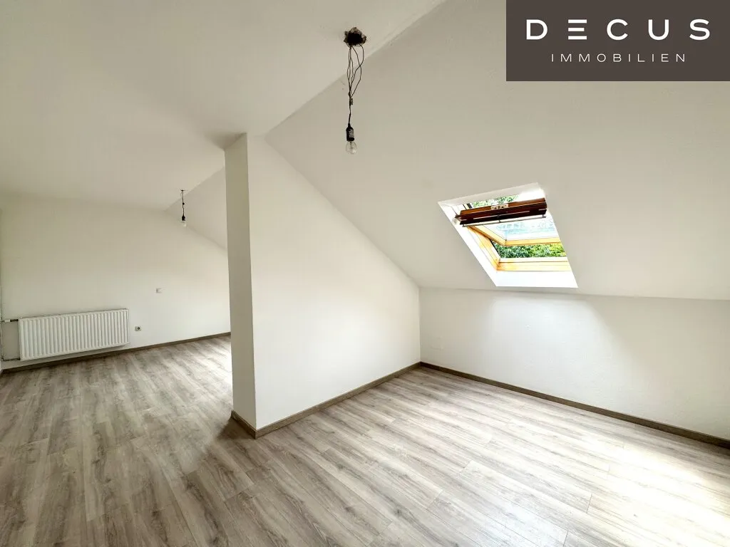 | CHARMANTE DACHGESCHOSSWOHNUNG | HELL & ZENTRAL | 4. OG | IDEAL FÜR SINGLES & STUDENTEN | TOP LAGE | NÄHE UNI - Ansicht 2