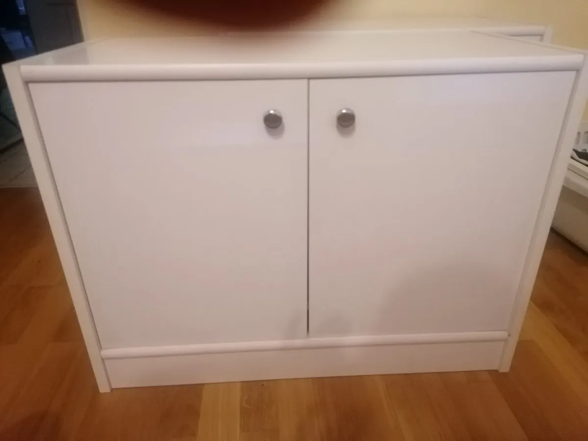 2 weiße Kommoden, € 40,- (1140 Wien)