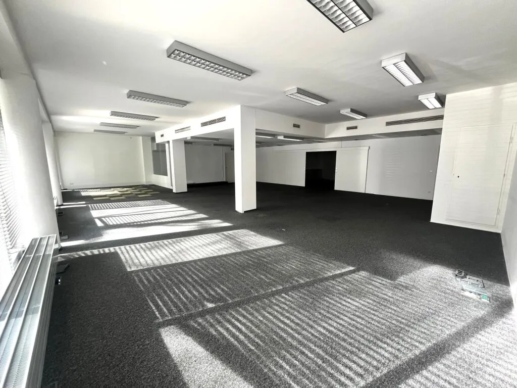 Neubau Erdgeschoss-Geschäftslokal/Büro (unter 10 EUR Netto-Miete pro m²) nahe U-Bahn // Top Zustand // Alleinbeauftragt - Ansicht 2