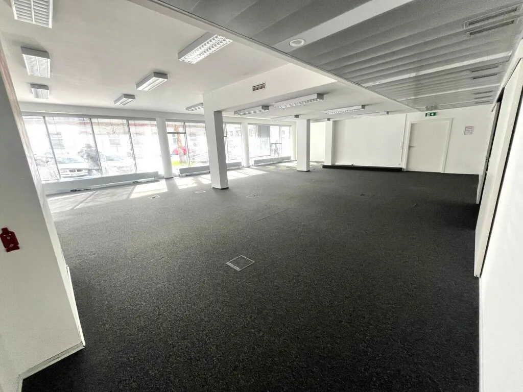 Neubau Erdgeschoss-Geschäftslokal/Büro (unter 10 EUR Netto-Miete pro m²) nahe U-Bahn // Top Zustand // Alleinbeauftragt - Ansicht 3