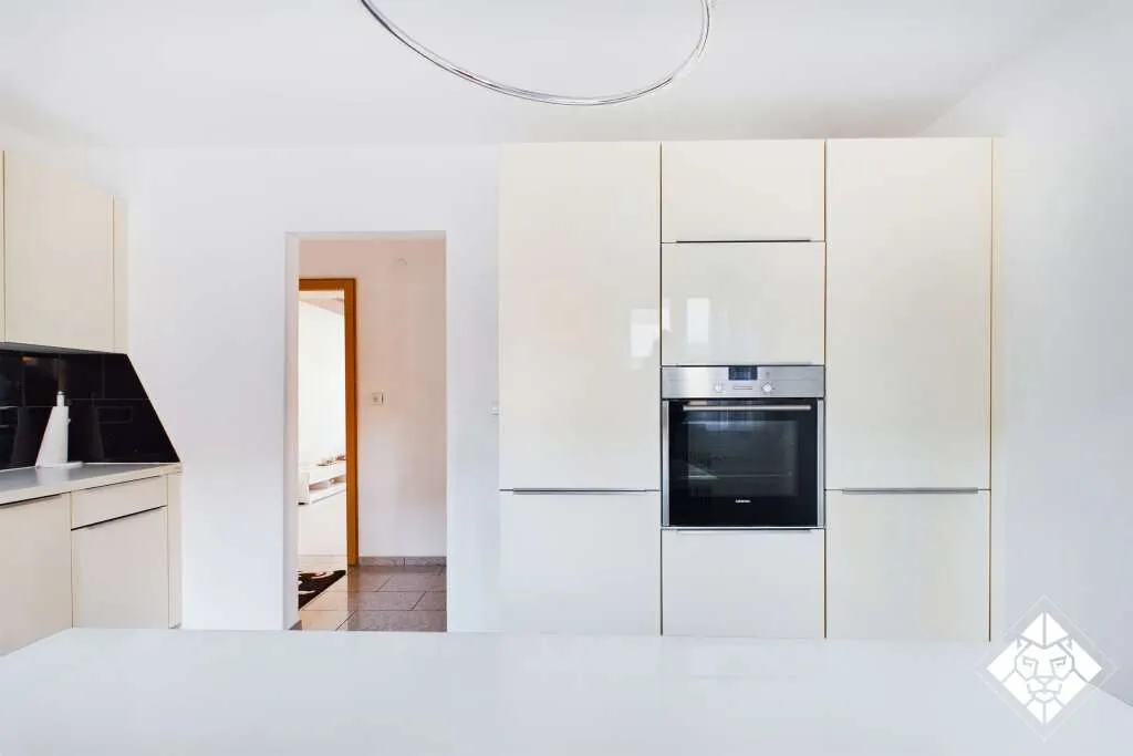 Ruhige Innenstadtlage mit Bahnhofsnähe - 3-Zimmer-Wohnung mit Garage und 4 % Mietrendite - Ansicht 3