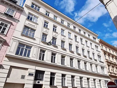 KLIMATISIERTE 83 m2 DACHGESCHOSS-MAISONETTE MIT 2 TERRASSEN, Wohn-Esszimmer mit Kochnische, Wohnzimmer, 1 Zimmer, Wasagasse – Bild 2