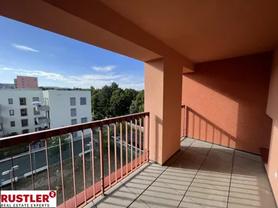 Charmante 2-Zimmer-Wohnung mit Loggia und schönem Ausblick – Bild 2