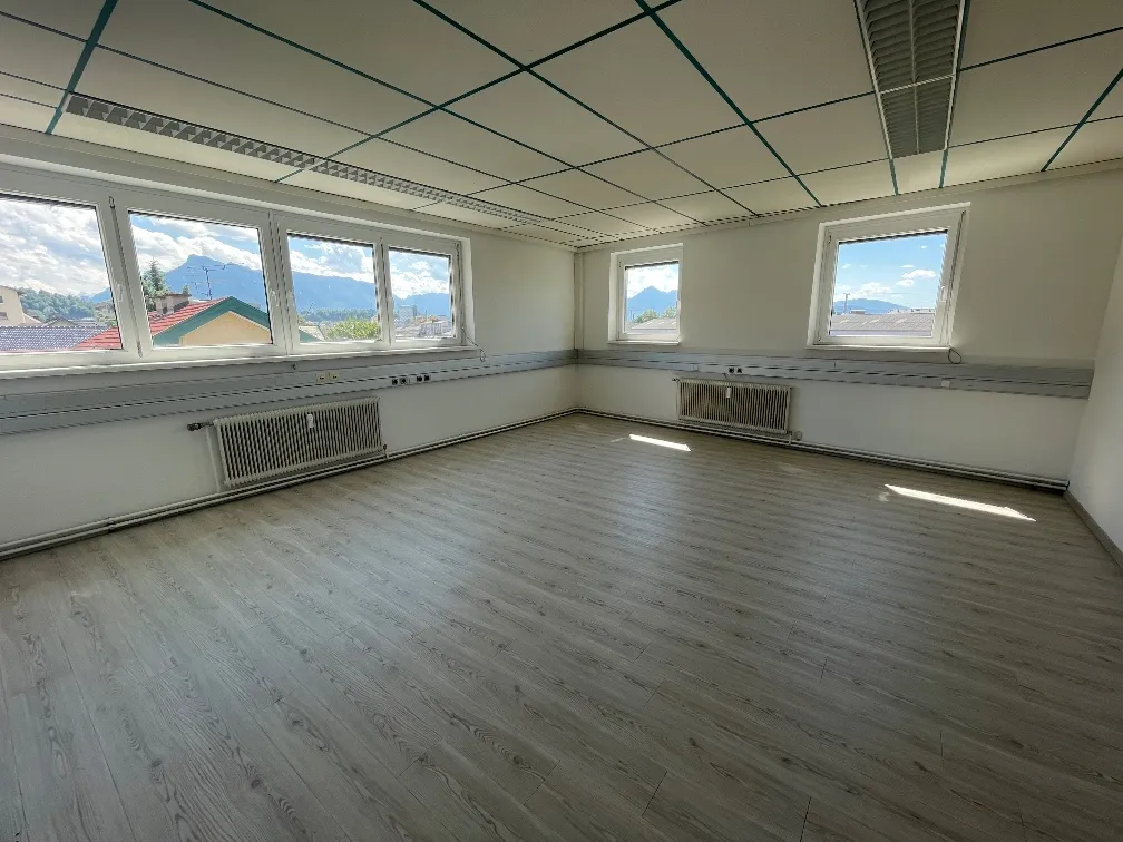 Großzügiges 5 Zimmer Büro mit herrlichen Gebirgspanorama (inkl. 4 Stellplätze)! – pohled 3