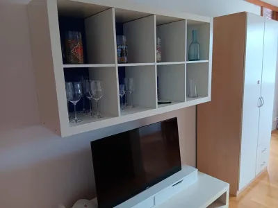 Helle möblierte 2-Zimmer-Wohnung mit Lift - 58 m² - € 1.100 inkl. Betriebskosten, Heizung & WLAN