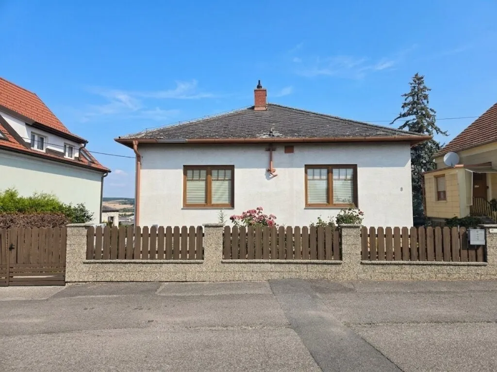 Ihr neues Zuhause in Hollabrunn - Teilmodernisierter Bungalow mit Keller, Garage und sonnigem Garten in beliebter Gartenstadtlage - Ansicht 3