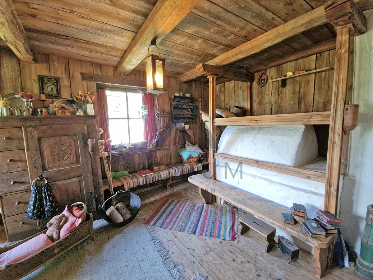Mehrfamilienhaus in Tirol kaufen - Sonnige Hanglage, großes Grundstück & Entwicklungspotenzial - Ansicht 3