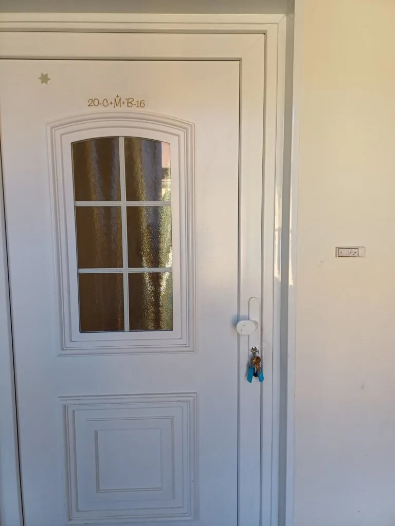 ALTBAUWOHNUNG IN ZENTRALER LAGE - BLICKRICHTUNG SCHLOSSBERG - GROSSE ZWEI ZIMMER UND KÜCHE WOHNUNG - GEMÜTLICHER KAMINOFEN FÜR DEN WINTER - DIREKTES PARKEN IM INNENHOF MÖGLICH - Ansicht 2