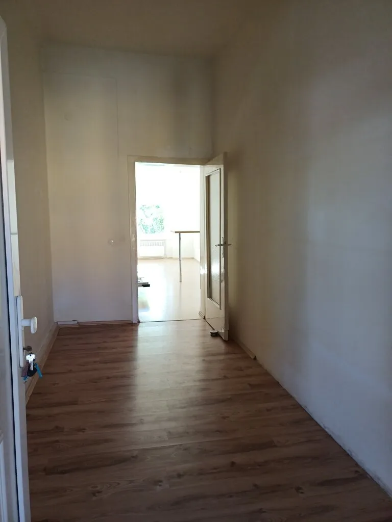ALTBAUWOHNUNG IN ZENTRALER LAGE - BLICKRICHTUNG SCHLOSSBERG - GROSSE ZWEI ZIMMER UND KÜCHE WOHNUNG - GEMÜTLICHER KAMINOFEN FÜR DEN WINTER - DIREKTES PARKEN IM INNENHOF MÖGLICH - Ansicht 3