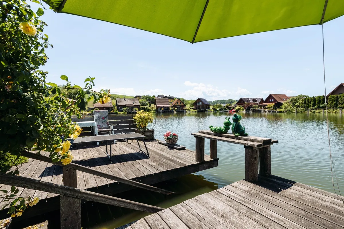 8521 Waldschach: Wohnhaus mit besonderer Lage am Badesee - Ansicht 3