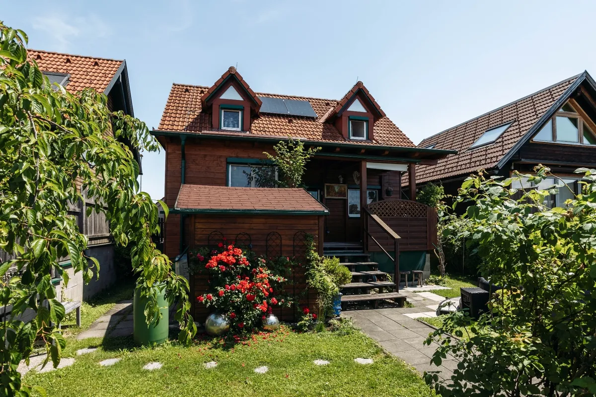 8521 Waldschach: Wohnhaus mit besonderer Lage am Badesee - Ansicht 2