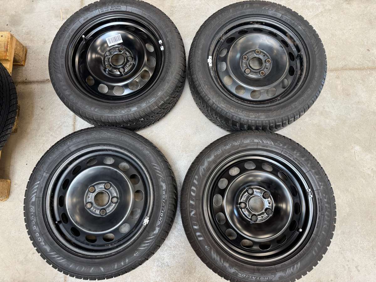 Original VW AUDI SEAT SKODA Komplettradsatz Winterreifen (M+S) DUNLOP Winter Sport 4D 205/55 R16 91H DOT 1119 Profiltiefe ca. 2x4,3mm + 2x7mm Stahlfelgen 6Jx16 ET48 Lochkreis 5x112 Teilenummer: 5Q0601.027BG ohne RDKS - GEBRAUCHT - PREIS ist Inkl. MWST!
