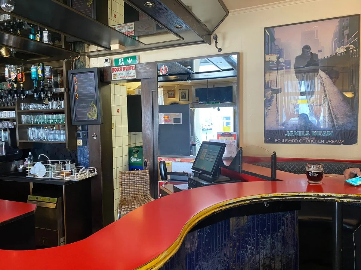 Cafehaus mit Gastgarten nähe U-Bahn U1 - Ansicht 2