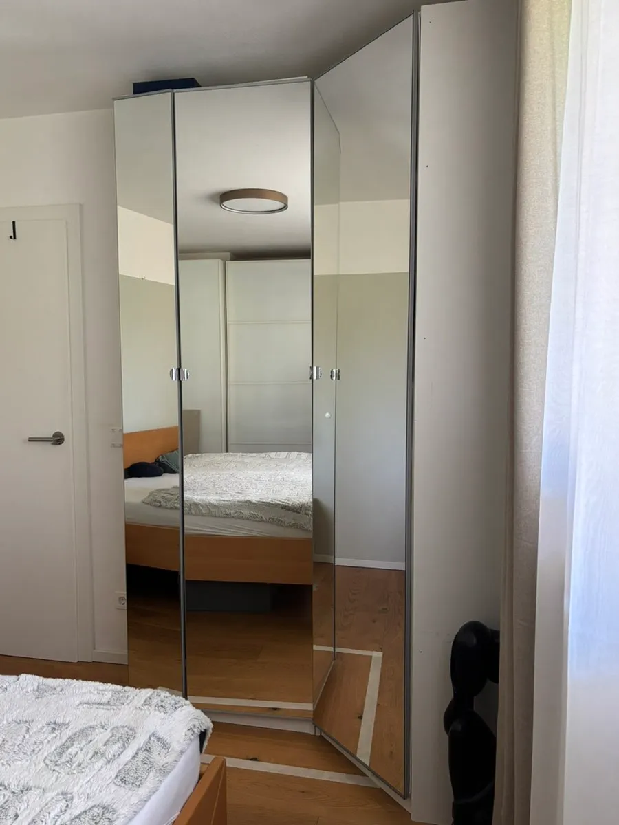 1 Ikea Pax Spiegeltür (reserviert) und eine Ikea Pax Glastüre weiß zu verkaufen, € 20,- (5201 Seekirchen am Wallersee)