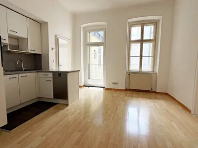 DISSLERGASSE, UNBEFRISTET, 43 m2 Altbau mit Balkon, 2 Zimmer, Komplettküche, Wannenbad, Parketten, 3. Liftstock, Wien-Mitte-Nähe