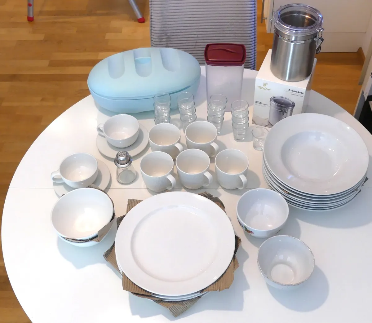 Geschirr, Teller, IKEA Tassen, Tchibo Kaffeedose, Brotdose, Schnapsgläser ! NEU!, € 19,- (9500 Villach)