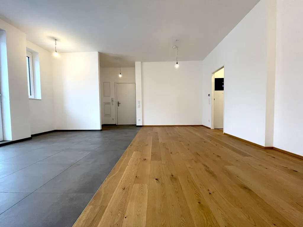 NÄHE NASCHMARKT - DG-Ausbau: 3 Zimmer und optionalen Balkon* im Innenhof eines schön sanierten Altbaus - Ansicht 3