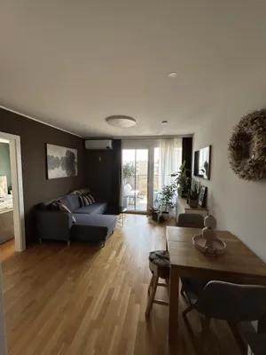 (reserviert) Klimatisierte 2-Zimmer Wohnung mit Balkon – Bild 2