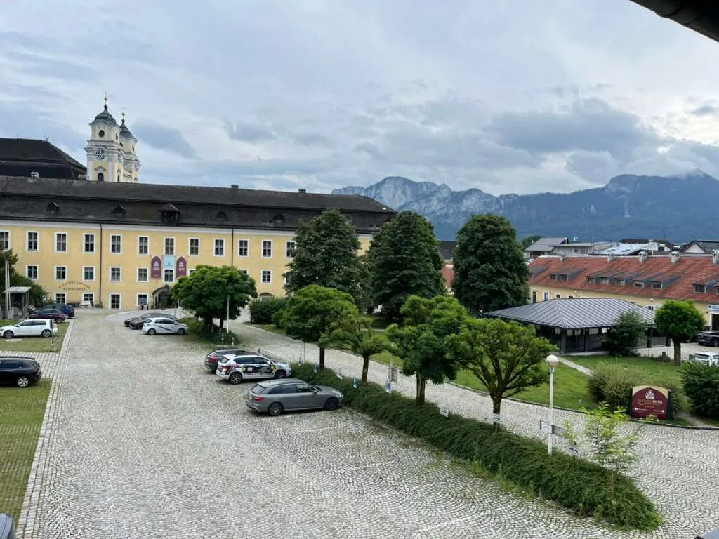 Neu renovierte 3 Zimmer Wohnung im Schlosshof Mondsee mit kleinem Balkon und Parkplatz – pohled 2