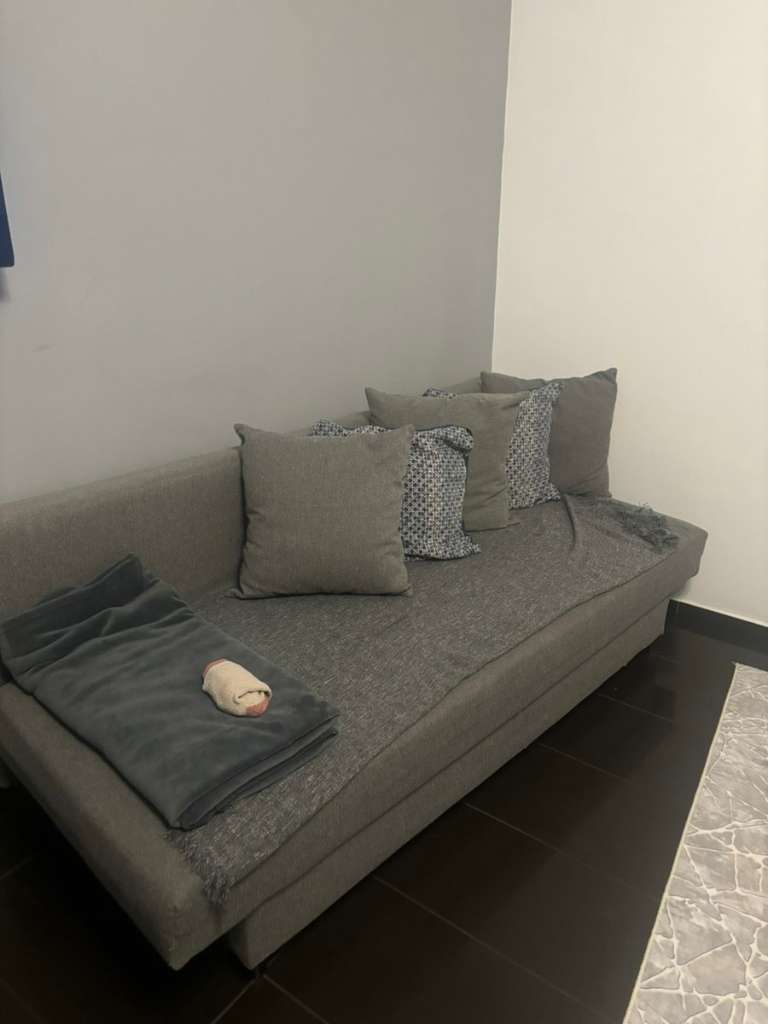 Wohnungsauflösung big Sofa mit Kissen und Tisch zu store verkaufen.