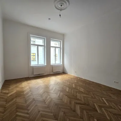 ERSTBEZUG! Klassische Stilaltbauwohnung mitten in der Josefstadt – Bild 2