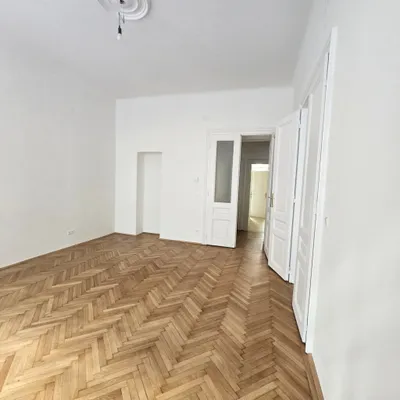 ERSTBEZUG! Klassische Stilaltbauwohnung mitten in der Josefstadt – Bild 3