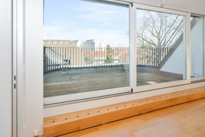 Moderne Dachgeschoss-Maisonette im Cottage – Bild 2