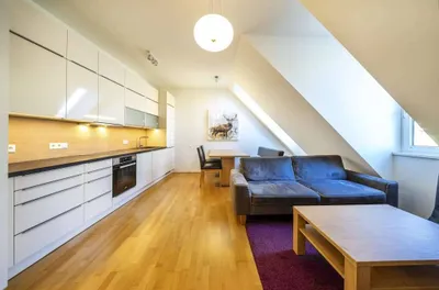 Moderne 2-Zimmer-Dachgeschosswohnung mit Lift & Garagenplatz nahe U4 Hütteldorf – Bild 2