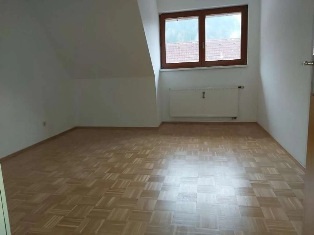 Zentrale 2-Zimmer-Wohnung mit Küchenblock im 2. Obergeschoß (Dachgeschoß) am Hauptplatz in Kapfenberg zu mieten ! - Ansicht 3