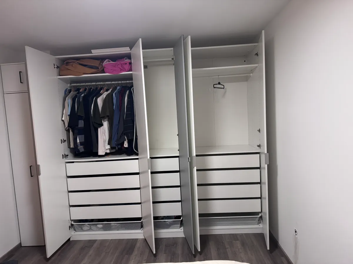 IKEA PAX Kleiderschrank 250x236x60 weiß, Spiegeltür, 15 Schubladen, Soft-Close, neuwertig, € 490,- (1100 Wien)