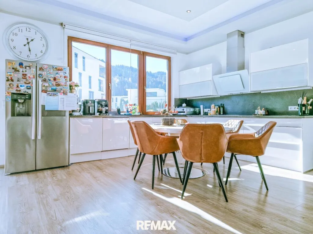 Hochwertiger 106 m² Altbau-Wohntraum mit sonnigem Balkon im Zentrum von Völs! – pohled 2