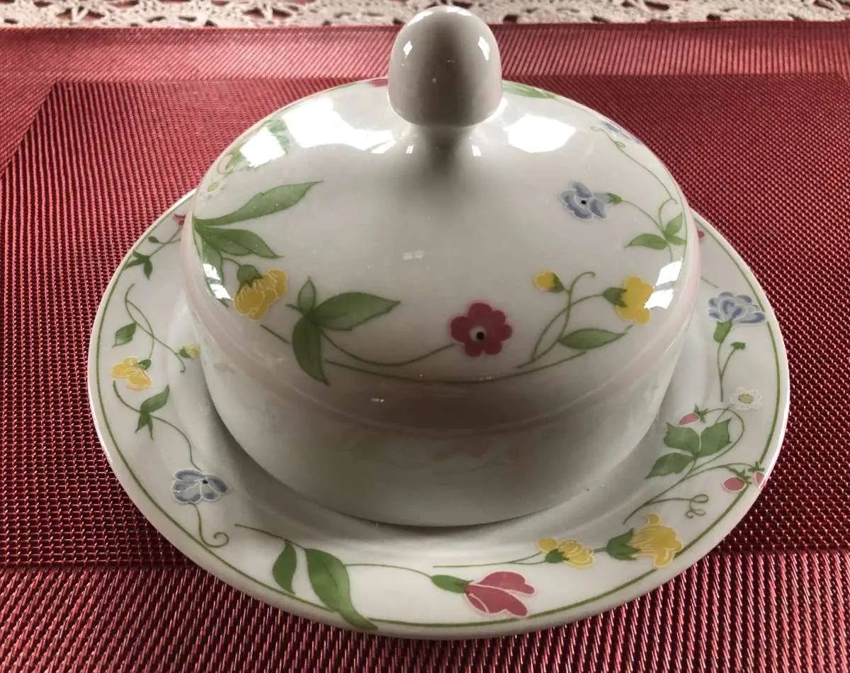 runde Butterdose / Kahla-Porzellan, € 23,- (2700 Wiener Neustadt)