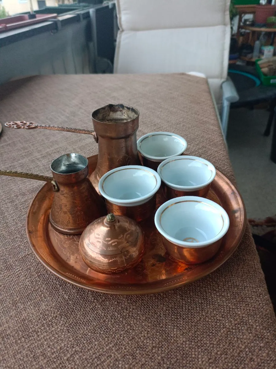 Türkischer Kaffee, Orientalisches Mokka-Set aus Kupfer- Tablett, 2 Kännchen, Zuckerdose & 4 Tassen, € 22,- (9500 Dobrova)