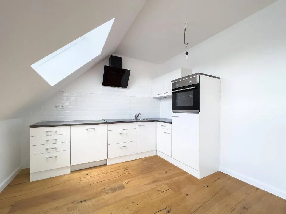 Perfekte 3 Zimmer Dachgeschoß Pärchenwohnung mit 26 m² Terrasse mit Panoramablick über Wien und 7 m² Balkon auf der Wohnebene in einer Stilzinsvilla in einer der schönsten Grünwohnlage Wiens - Ansicht 2