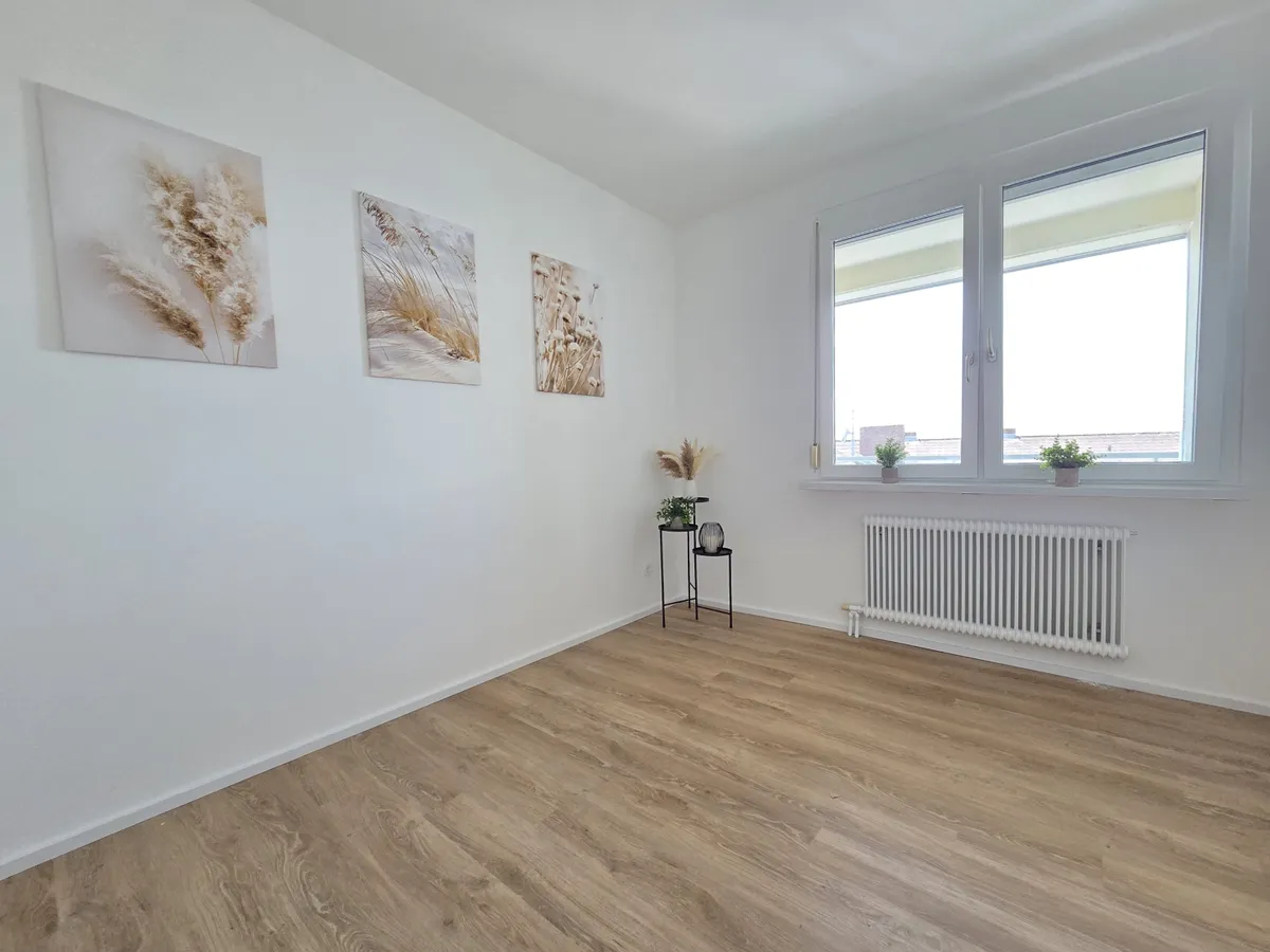 Moderne Eigentumswohnung mit WEITBLICK | Erstbezug nach Sanierung | Neue Küche | Loggia - Ansicht 2