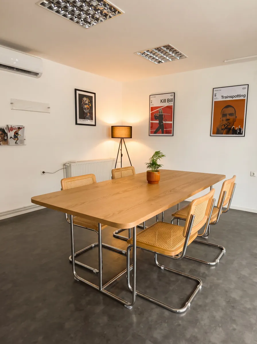 Office-Platz in kreativem Büro im 8. Bezirk zu vermieten - Ansicht 2