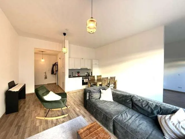 Geräumige Erdgeschosswohnung mit Terrasse, Lift und Garagenplatz – pohled 2