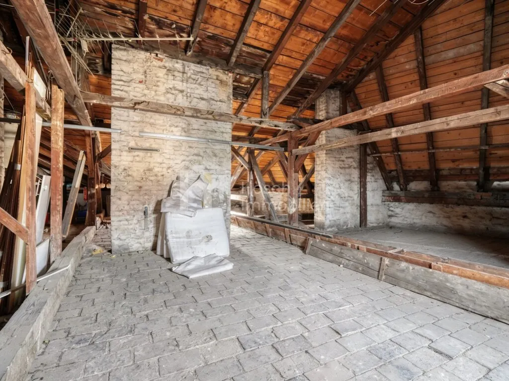 Seltene Kombination: 120 m² Rohdachboden + vermietete Altbauwohnung - Ansicht 3