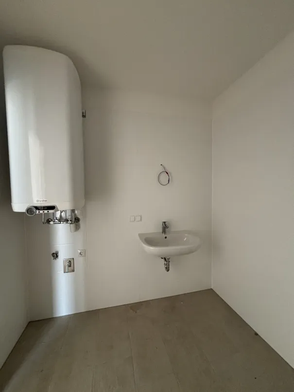 Erstbezug - Sonnige 3-Zimmer-Wohnung im Obergeschoss mit Balkon - geförderte Miete - 3 Zimmer – pohled 2