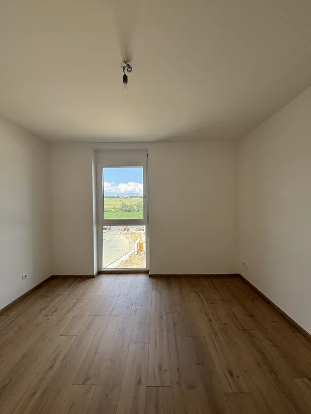 Erstbezug - Sonnige 3-Zimmer-Wohnung im Obergeschoss mit Balkon - geförderte Miete - 3 Zimmer – pohled 3
