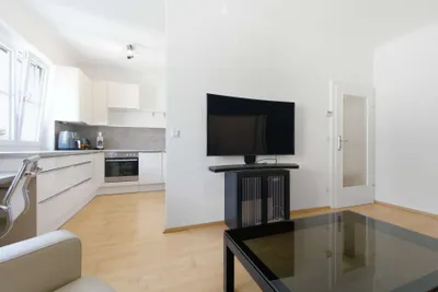 2-Zimmer-Wohnung, neu saniert und vollmöbliert, mit Lift in Wien-Margareten – Bild 2